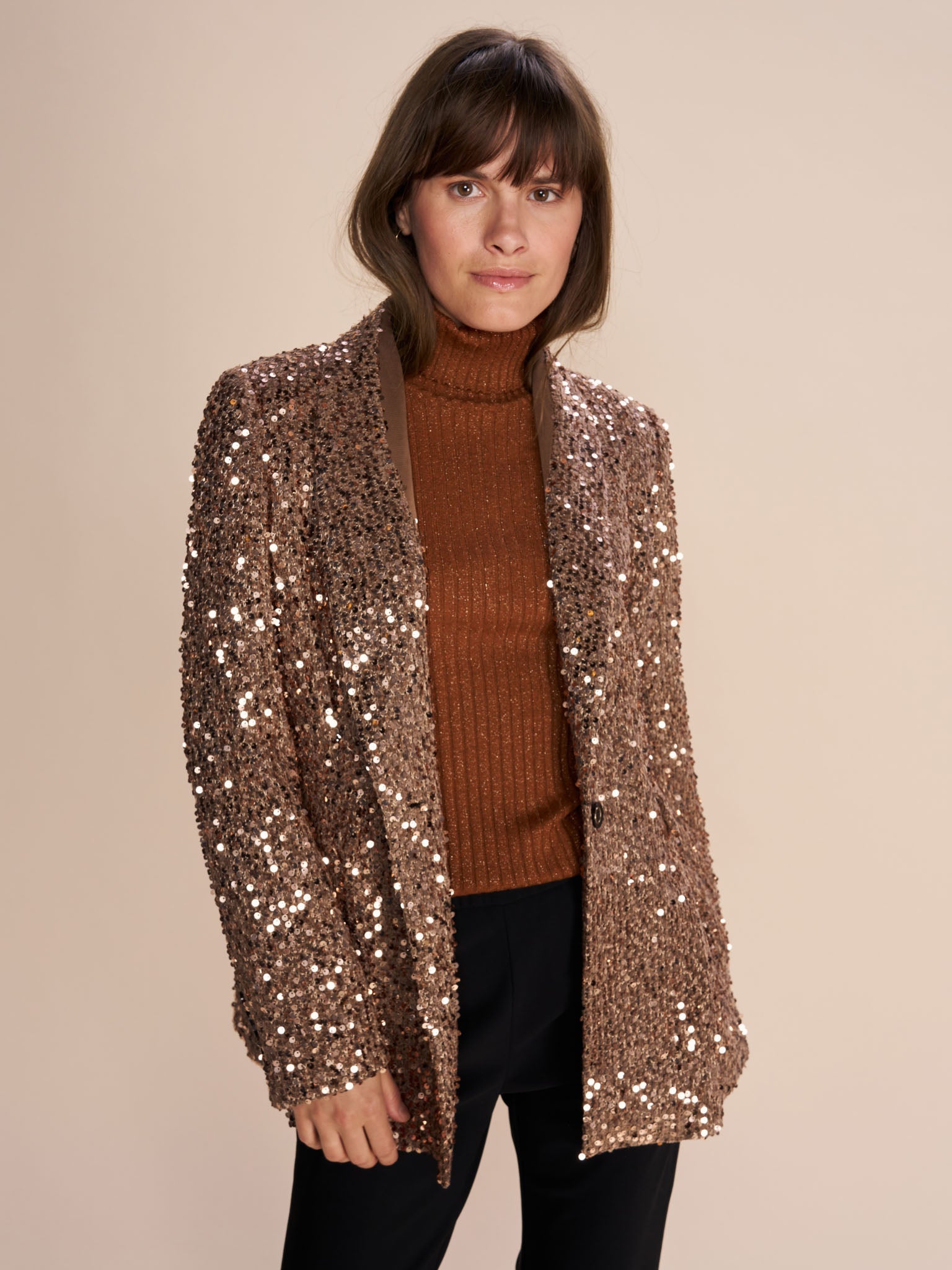 Modelshot / Light Brown / Detail